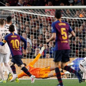  奥格斯堡后防失误频频送礼，痛失好局惜败于保级对手